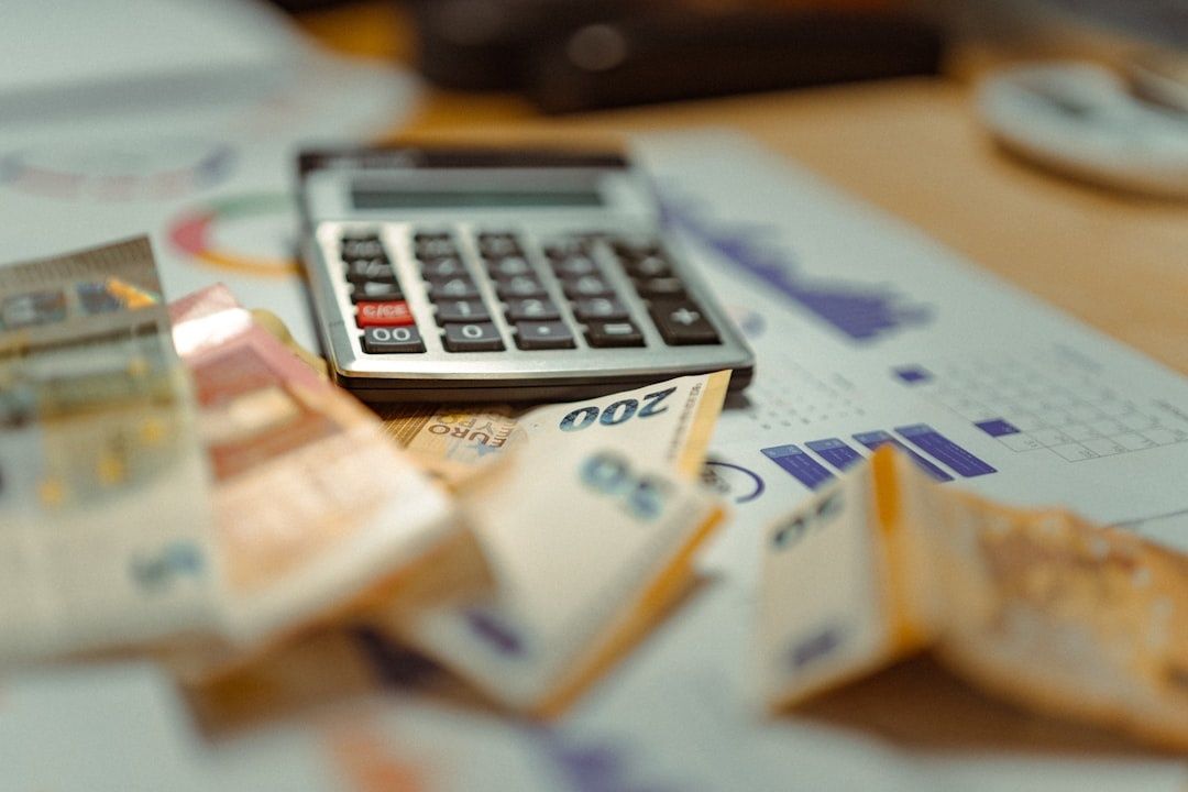 Taschenrechner, Euro-Banknoten und Diagramm zur Planung eines Haushaltsbudgets