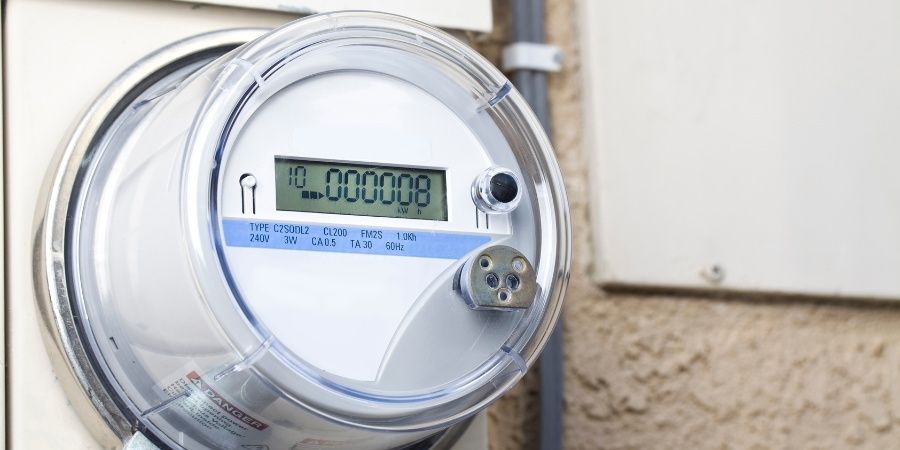 Digitaler Stromzähler zur Messung des Elektrizitätsverbrauchs an einer Hauswand
