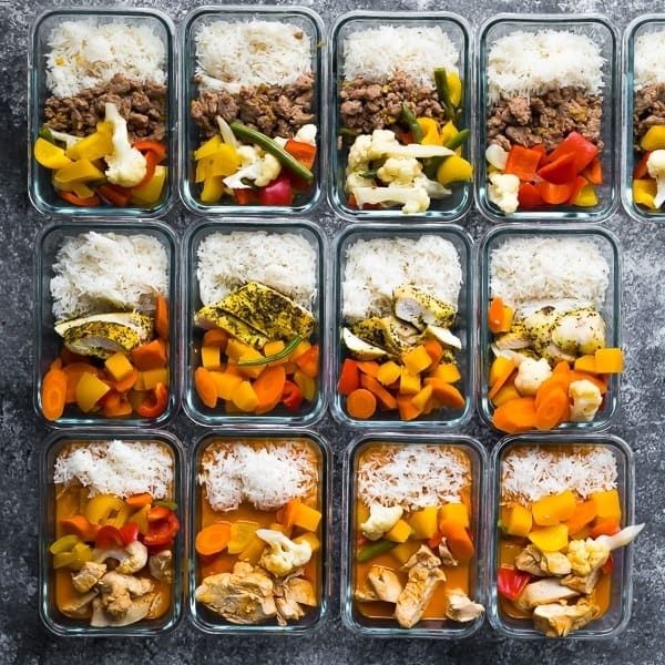Glasbehälter mit Reis, Fleisch, Fisch und saisonalem Gemüse als Vorrat
